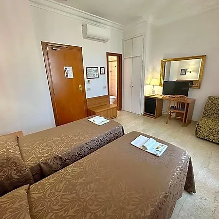 Отель Principe Di Piemonte Рим
